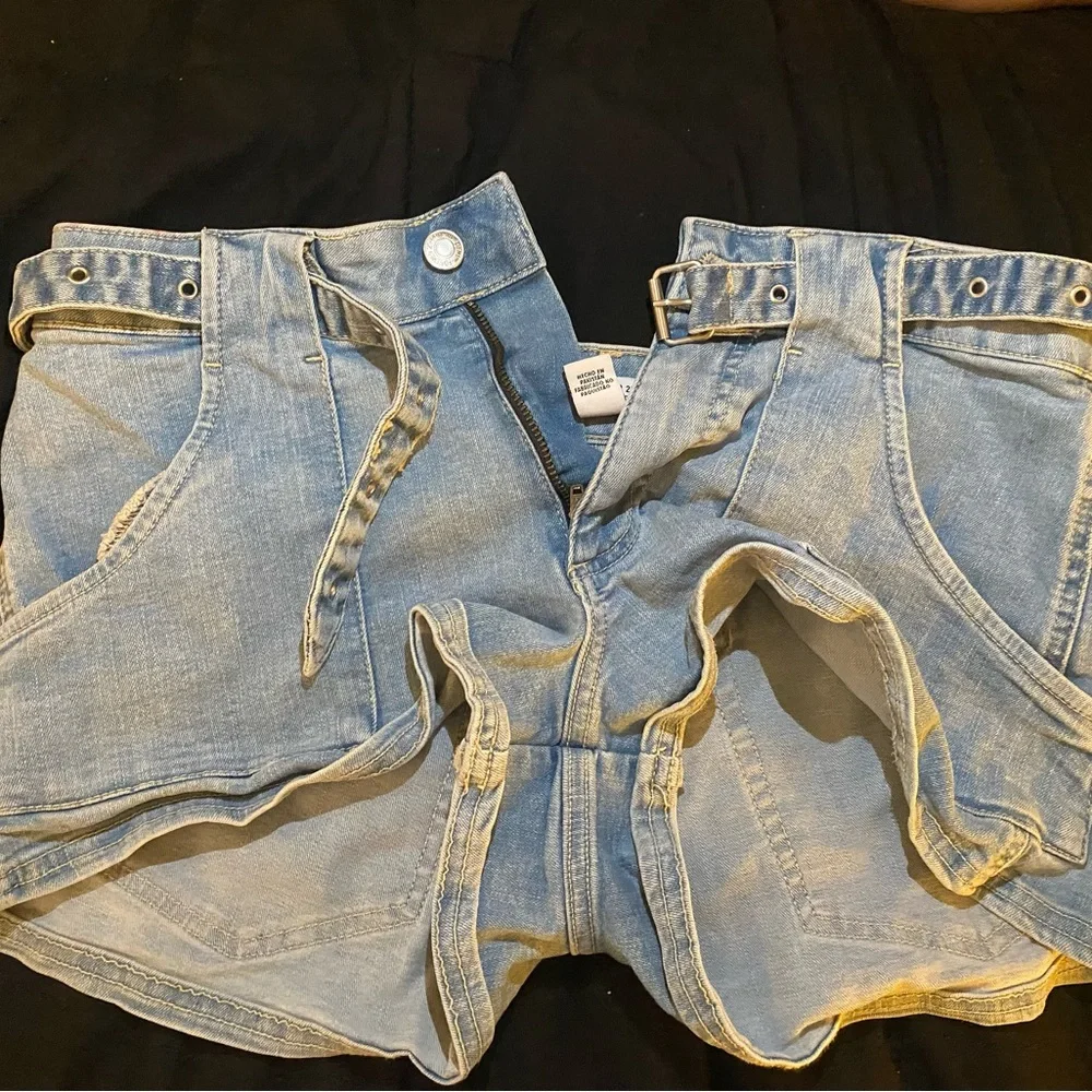 Forever 21 belted mini shorts - Picture 2 of 4